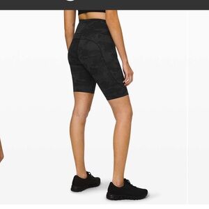 Lululemon Fast and Free Short 10"
Incognito Camo Multi Grey size 8